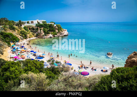 Athènes, Grèce - 19 juin 2016 : les gens sur la plage Yabanaki à Varkiza, Athènes, Grèce . Banque D'Images