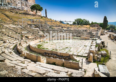 Vue panoramique sur le théâtre de Dionysos au pied de l'Acropole à Athènes, Grèce. C'est l'un des principal point de repère d'Athènes. Panorama pittoresque de l'anc Banque D'Images