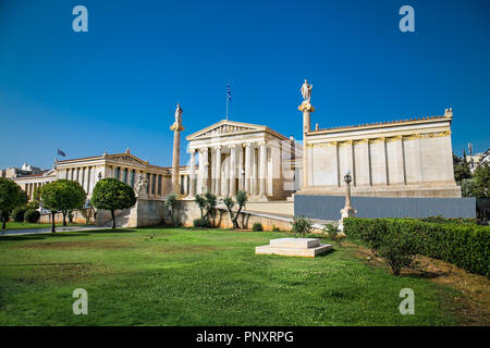 Façade principale de l'académie nationale d'Athènes, Grèce académie nationale, flanquée par Athena et Apollon de piliers et de Platon et Socrate de statues. Ale Banque D'Images