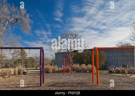 Trois ensembles de rotation (un violet, un rouge et un orange) à Saint Louis Forest Park sur une journée d'hiver ensoleillée avec quelques nuages altocumulus. Banque D'Images