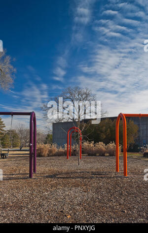 Trois ensembles de rotation (un violet, un rouge et un orange) à Saint Louis Forest Park sur une journée d'hiver ensoleillée avec quelques nuages altocumulus. Banque D'Images