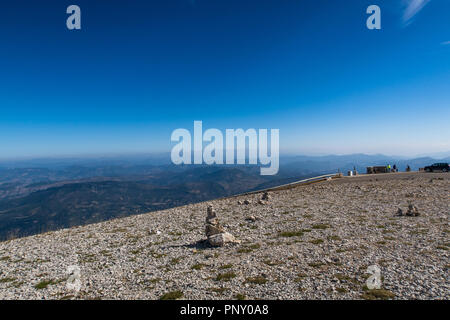 Des pierres empilées au sommet du Mont Ventoux en France Banque D'Images