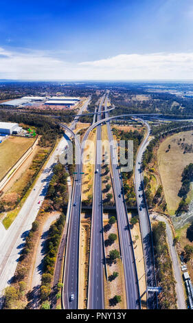 Plusieurs autoroutes à voies multiples le long de M7 à l'ouest de Sydney en échange Lighthorse traversée d'Autoroute 4 - panorama vertical de l'antenne à partir de la surface du sol à Banque D'Images