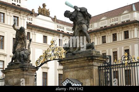 République tchèque. Le Château de Prague. Première porte. Sculptures de Ferdinand Platzer(1906-1942). La bataille de titans. Banque D'Images