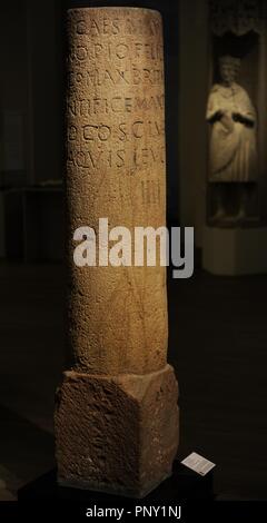 Étape romaine provinciale depuis l'époque de l'empereur Caracalla. Nouveau grès rouge. Jalons a pris note de la distance parcourue en kilomètres, ou, comme ici, en lieues gauloises (2,2 km) à la prochaine grande ville de province. 213-217. Badisches Landesmuseum Karlsruhe. L'Allemagne. Banque D'Images