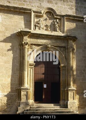 ARTE RENCIMIENTO. ESPAÑA siglo XVI. IGLESIA DE LA VILLA. Detalle de la portada del Edificio, construido en 1507 en el estilo gótico renacentista, con un soulager la Anunciación representando en la parte superior. MONTEFRIO. Provincia de Granada. L'Andalousie. Banque D'Images