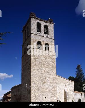 COMUNIDAD DE MADRID. MANZANARES EL REAL. Vista de la TORRE-CAMPANARIO DE IGLESIA DE NUESTRA SEÑORA DE LAS NIEVES, construida en estilo renacentista a mediados del s. XV y ampliada a mediados del s. XVI. 12 dos campanas muy antiguas llamadas 'Ave Maria' et 'María y José'. España. Banque D'Images