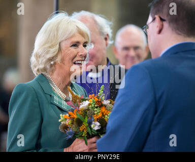 La duchesse de Cornouailles, connu sous le nom de Duchesse de Rothesay en Ecosse, rencontre le professeur Paul Mealor, compositeur (OStJ) après le récital à la cathédrale St Mary's, alors qu'elle assiste à la première de Requiem : les âmes des justes, effectuée par le Choeur national des jeunes de l'Écosse et le Royal Scottish National Orchestra, à Walpole Hall, la cathédrale Sainte Marie d'Édimbourg. Banque D'Images