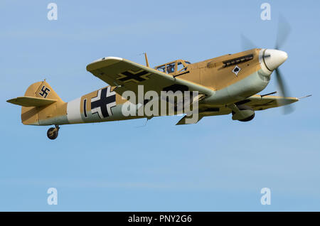 Hispano Buchon, peint comme un Messerschmitt Bf109, Me109 dans le schéma désertique des couleurs allemandes Luftwaffe. Avion de chasse de la Seconde Guerre mondiale Banque D'Images