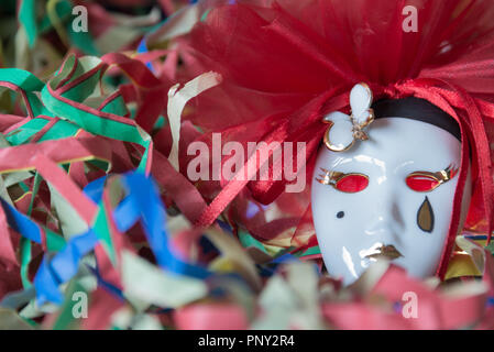 Close-up de Pierrot masque de carnaval sur fond de banderoles de couleur Banque D'Images