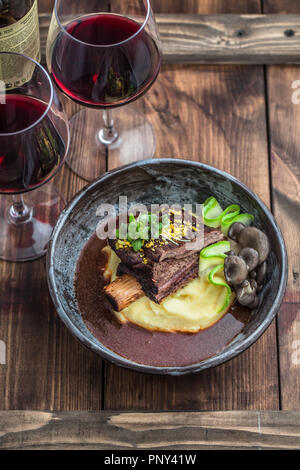 Bouts de côte de bœuf mijoté lentement avec des pommes de terre, champignons et sauce. Banque D'Images