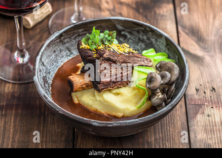 Bouts de côte de bœuf mijoté lentement avec des pommes de terre, champignons et sauce. Banque D'Images