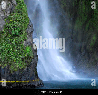 New Zealand- Lady Bowen Falls à partir d'un bateau Banque D'Images