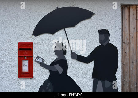 Royal Mail postbox et représentation de snail mail et la Reine et le compagnon, le Centre d'accueil et un café au Queen's view, Pitlochry, Ecosse Banque D'Images