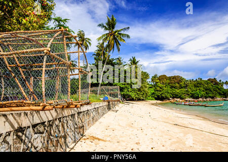 Pièges à poissons sur le mur au bord de la plage de Rawai, Phuket, Thaïlande du sud Banque D'Images