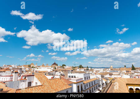 Vue sur les toits de maison, cloud sky, Cordoue, Andalousie, Espagne Banque D'Images