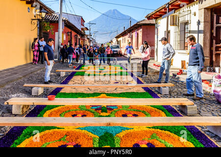 Antigua, Guatemala - Mars 25, 2018 : le volcan Agua & procession des Rameaux tapis dans UNESCO World Heritage Site. Banque D'Images