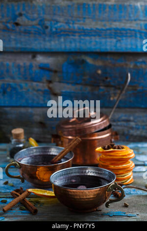 Vin chaud dans des tasses en cuivre avec des épices et d'agrumes, copy space Banque D'Images