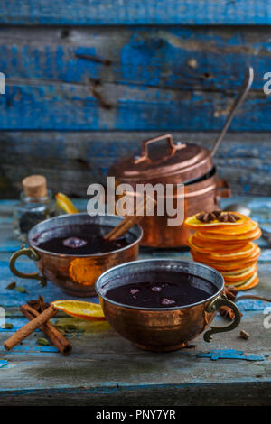 Vin chaud dans des tasses en cuivre avec des épices et d'agrumes, copy space Banque D'Images