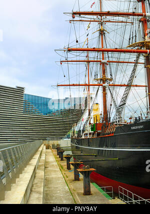 Navire de recherche RRS Discovery aux côtés de la V & A Waterfront Museum, Dundee, Ecosse Banque D'Images