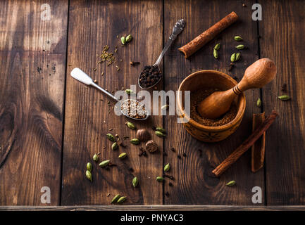 Faire de garam masala en poudre dans un bol de mortier Banque D'Images