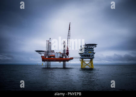 La plate-forme d'hébergement à l'aide d'un cric, GMS, Endeavour et l'un des trois sous-stations en mer durant la phase de construction de Hornsea Projet Un parc éolien offshore. Banque D'Images