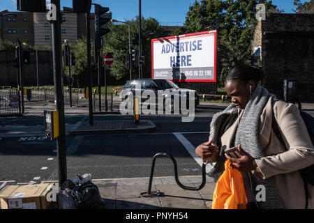 Un panneau vide hurle pour affaires à Chalk Farm, London UK Banque D'Images