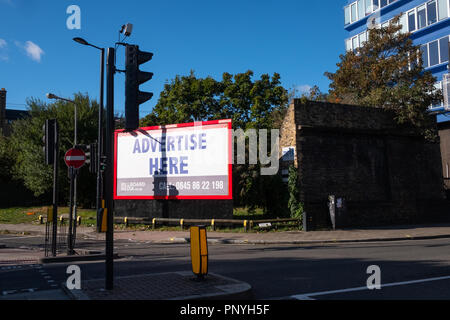 Un panneau vide hurle pour affaires à Chalk Farm, London UK Banque D'Images