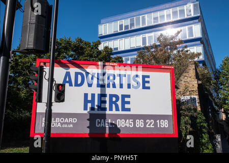 Un panneau vide hurle pour affaires à Chalk Farm, London UK Banque D'Images