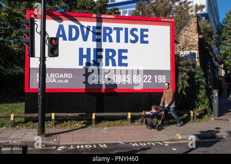 Un panneau vide hurle pour affaires à Chalk Farm, London UK Banque D'Images