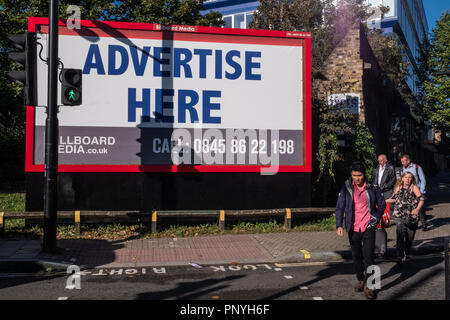 Un panneau vide hurle pour affaires à Chalk Farm, London UK Banque D'Images