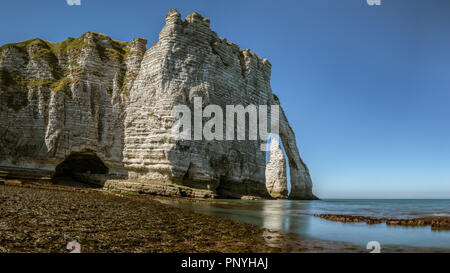 Falaises de craie d'Etretat (Normandie France) avec l'arche naturelle Porte d'aval et l'aiguille de pierre appelé L'aiguille. L'aiguille est visible à travers le Banque D'Images