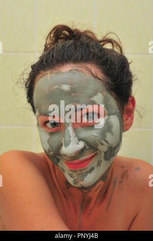 Visage de jeune femme avec un masque de boue. Banque D'Images