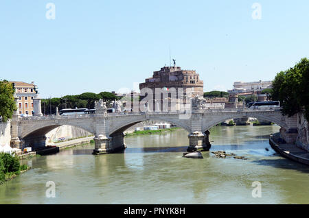 Ponte Vittorio Emanuele II sur le Tibre à Rome. Banque D'Images