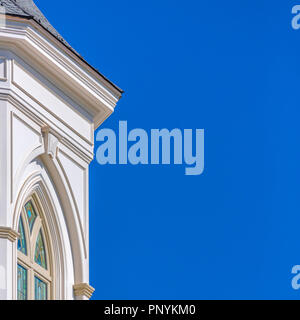Bâtiment avec fenêtre décorative contre le ciel bleu Banque D'Images