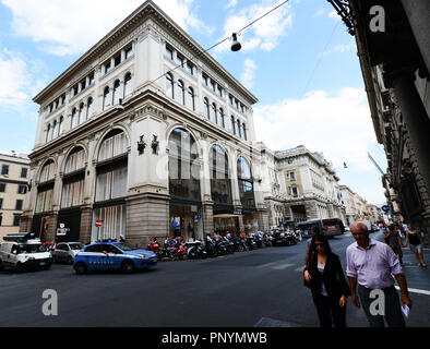 Beaux bâtiments anciens sur la Via del Corso à Rome. Banque D'Images