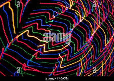 Des sentiers de lumière à partir de la capture de la caméra en mouvement les lumières de Noël dans la nuit. Banque D'Images