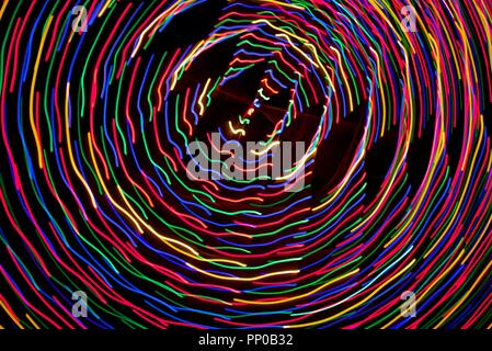 Des sentiers de lumière à partir de la capture de la caméra en mouvement les lumières de Noël dans la nuit. Banque D'Images