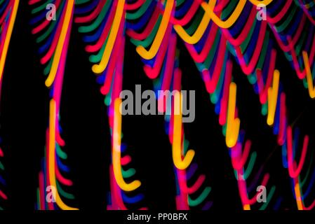 Des sentiers de lumière à partir de la capture de la caméra en mouvement les lumières de Noël dans la nuit. Banque D'Images