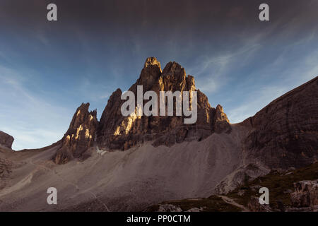 Derniers rayons de soleil qui illuminent une belle pics des Dolomites Tyrol du Sud, Italie, Banque D'Images
