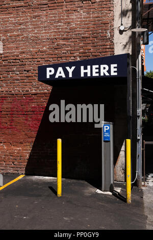 'Payer' signe ici au parking public, dans le centre-ville de Los Angeles, Californie. Banque D'Images