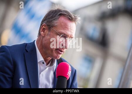 22 septembre 2018 - Munich, Bavière, Allemagne - MICHAEL STUERZENBERGER de l'extrême-droite tenant un microphone de l'extrémiste de droite PI portail News. Cette fête de la bière samedi l'extrême-droite à l'extrême-droite alternative pour l'Allemagne (AfD) a organisé deux manifestations dans le centre-ville de Munich, l'un à Max Joseph Platz et le second à Stachus. En présence de nombreuses personnalités de l'extrême-droite, y compris les néo-nazis, Heinz Meyer d'Pegida Munich qui est sous surveillance, le terrorisme et les membres de l'Identitaere extrémistes Bewegung. (Crédit Image : © Sachelle Babbar/Zuma sur le fil Banque D'Images