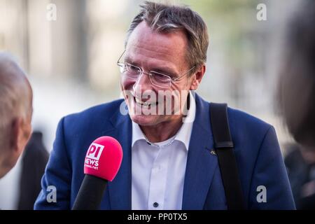 22 septembre 2018 - Munich, Bavière, Allemagne - MICHAEL STUERZENBERGER de l'extrême-droite tenant un microphone de l'extrémiste de droite PI portail News. Cette fête de la bière samedi l'extrême-droite à l'extrême-droite alternative pour l'Allemagne (AfD) a organisé deux manifestations dans le centre-ville de Munich, l'un à Max Joseph Platz et le second à Stachus. En présence de nombreuses personnalités de l'extrême-droite, y compris les néo-nazis, Heinz Meyer d'Pegida Munich qui est sous surveillance, le terrorisme et les membres de l'Identitaere extrémistes Bewegung. (Crédit Image : © Sachelle Babbar/Zuma sur le fil Banque D'Images