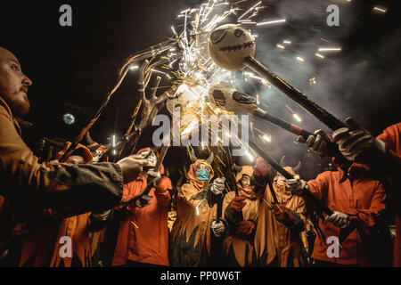 Barcelone, Espagne. 22 Septembre, 2018 : 'Correfocs' (feu porteur) se rassemblent pour éclairer leurs feux d'artifice au cours de la Fiesta Mayor de Barcelone (festival principal), la Merce Crédit : Matthias Rickenbach/Alamy Live News Banque D'Images
