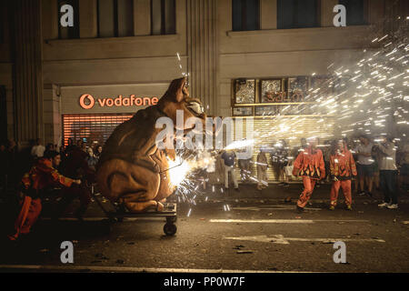 Barcelone, Espagne. 22 Septembre, 2018 : 'Porca de Sant Antoni", une cheminée traditionnelle bête, déclenche son artifice au cours de la Fiesta Mayor de Barcelone (festival principal), la Merce Crédit : Matthias Rickenbach/Alamy Live News Banque D'Images