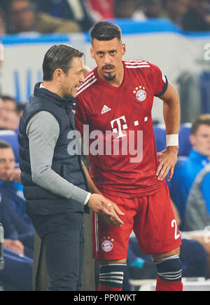 Gelsenkirchen, Allemagne. 22 septembre 2018. Sandro Wagner, FCB 2 entraîneur en chef Niko Kovac (FCB) changent, la substitution, le FC SCHALKE 04 - FC BAYERN MUNICH - DFL RÈGLEMENT INTERDIT TOUTE UTILISATION DES PHOTOGRAPHIES comme des séquences d'images et/ou quasi-vidéo - 1.ligue de soccer allemand , Gelsenkirchen, le 22 septembre 2018, de la saison 2018/2019, journée 4 © Peter Schatz / Alamy Live News Banque D'Images