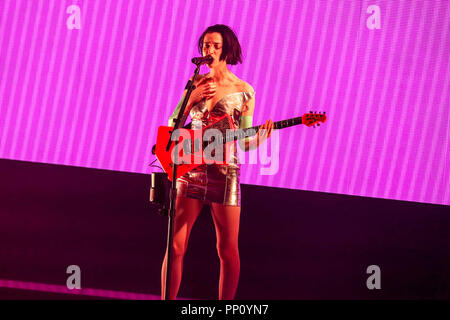 Durham, North Carolina, USA. 6e Dec 2017. Musique Artiste ST VINCENT effectue à Durham, Caroline du Nord dans le cadre de sa tournée 2017-2018. Anne Erin Clark, connu comme Saint Vincent, est un musicien, auteur-compositeur-interprète, et multi-instrumentiste. Credit : Andy Martin Jr./ZUMA/Alamy Fil Live News Banque D'Images
