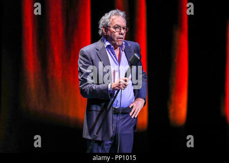 Durham, North Carolina, USA. 17 novembre, 2017. Comédien LEWIS BLACK effectue vivre à Durham, Caroline du Nord. Lewis Niles Black est un comédien, auteur, dramaturge, critique social et acteur. Il est surtout connu pour son comportement en colère et belliqueux, style comique dans lequel il simule souvent avoir une dépression. Credit : Andy Martin Jr./ZUMA/Alamy Fil Live News Banque D'Images