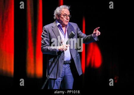 Durham, North Carolina, USA. 17 novembre, 2017. Comédien LEWIS BLACK effectue vivre à Durham, Caroline du Nord. Lewis Niles Black est un comédien, auteur, dramaturge, critique social et acteur. Il est surtout connu pour son comportement en colère et belliqueux, style comique dans lequel il simule souvent avoir une dépression. Credit : Andy Martin Jr./ZUMA/Alamy Fil Live News Banque D'Images