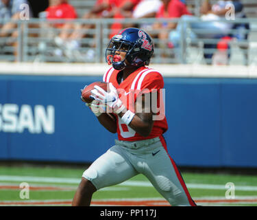 Oxford, MS, États-Unis d'Amérique. 22 Sep, 2018. L'Ole Miss WR, Elijah Moore (8), fait de la capture, au cours de la NCAA DI jeu à Vaught- Hemingway Stadium à Oxford, MS. L'Ole Miss défait Kent State, 38-17. Kevin Langley/CSM/Alamy Live News Crédit : Cal Sport Media/Alamy Live News Banque D'Images